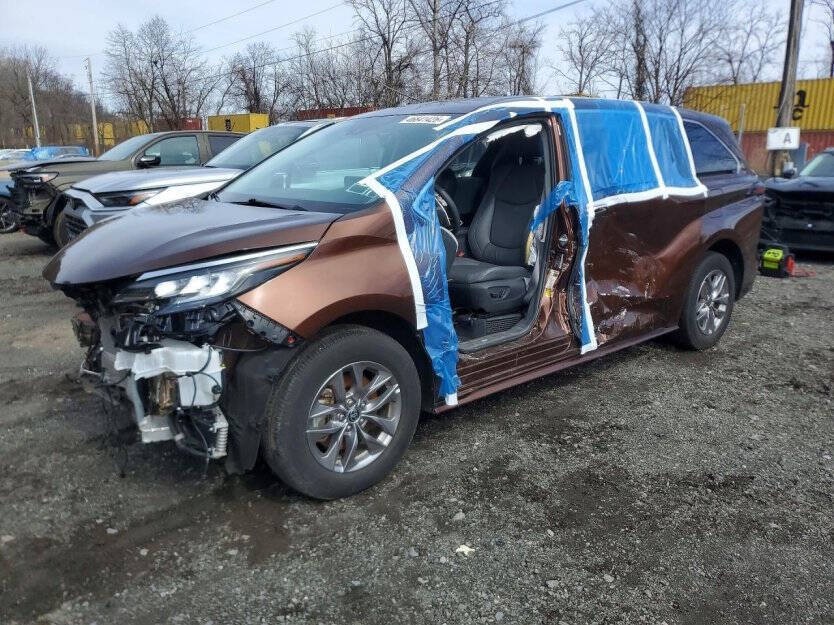 2023 Toyota Sienna Image 2