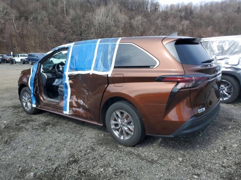 2023 Toyota Sienna Image 3