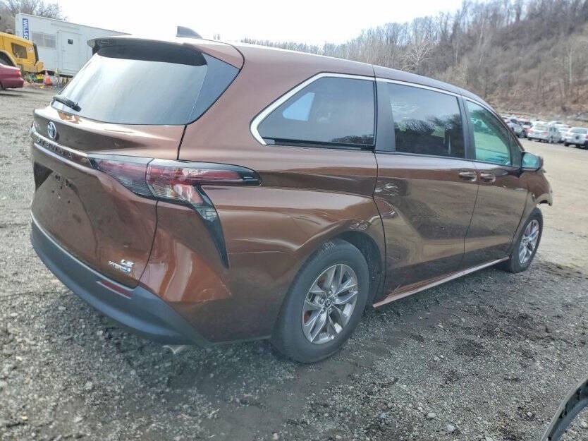 2023 Toyota Sienna Image 4