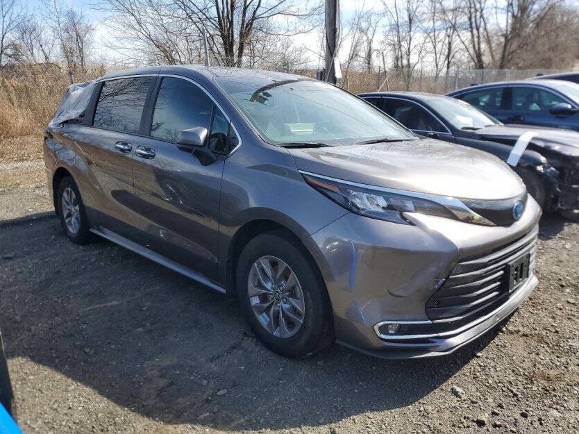 2024 Toyota Sienna Image 1