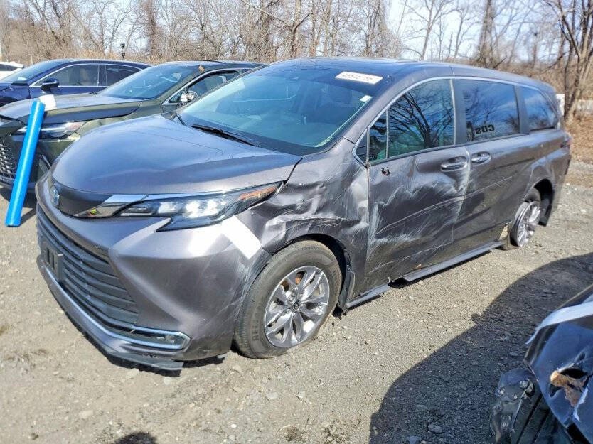 2024 Toyota Sienna Image 2