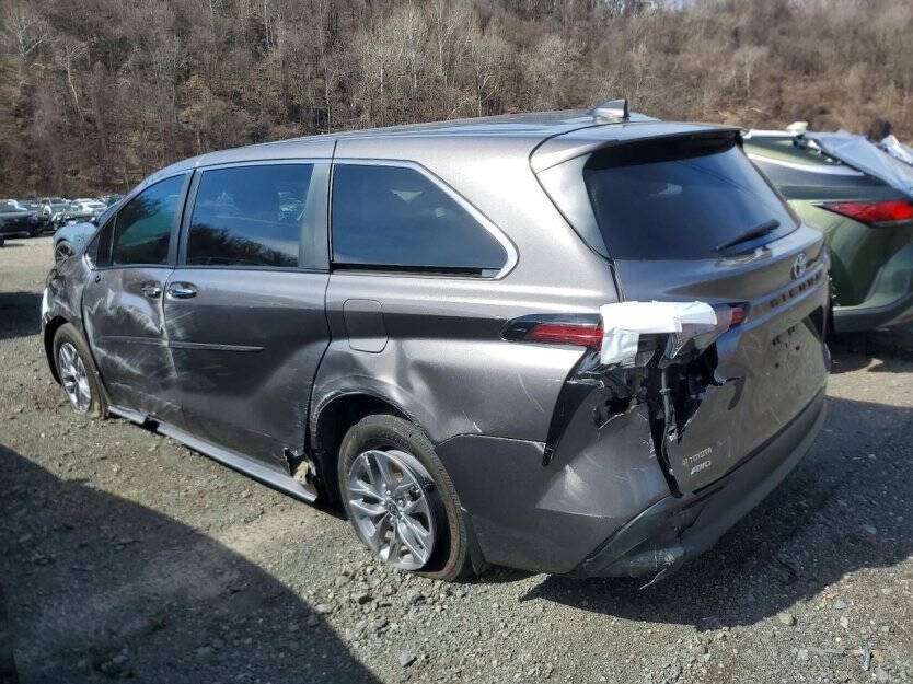 2024 Toyota Sienna Image 3