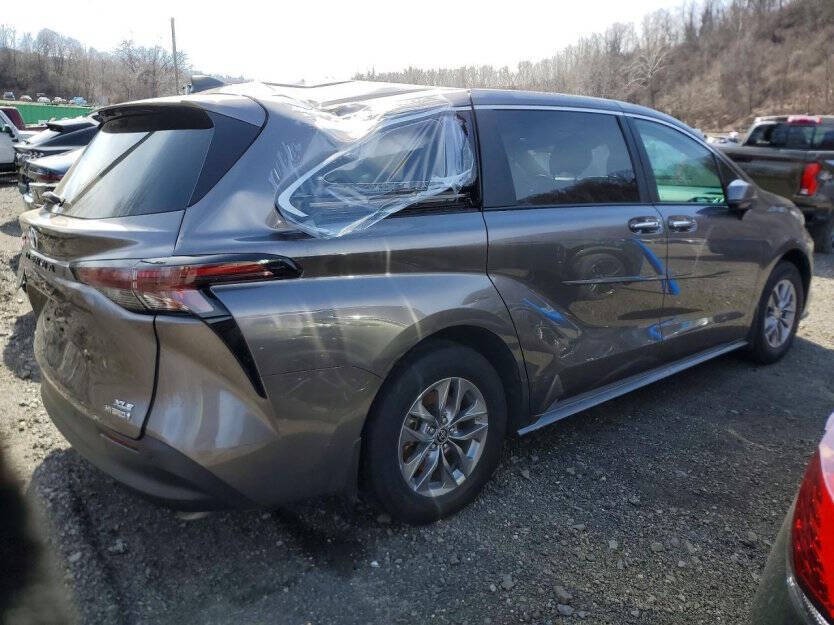 2024 Toyota Sienna Image 4