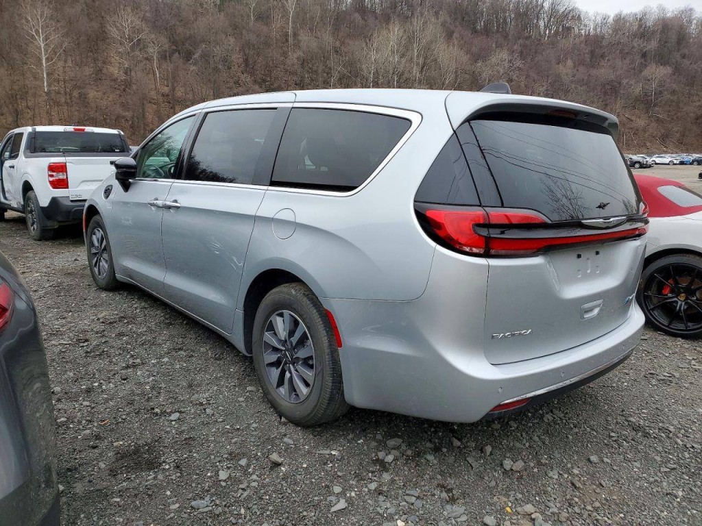 2024 Chrysler Pacifica Image 3