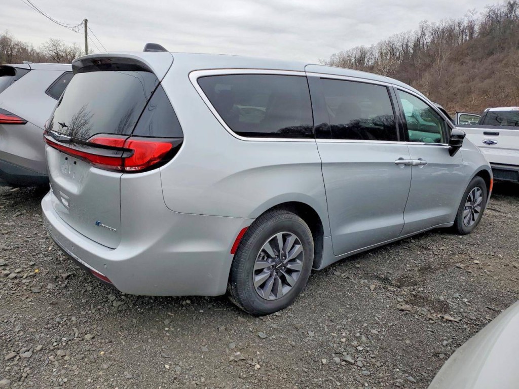 2024 Chrysler Pacifica Image 4
