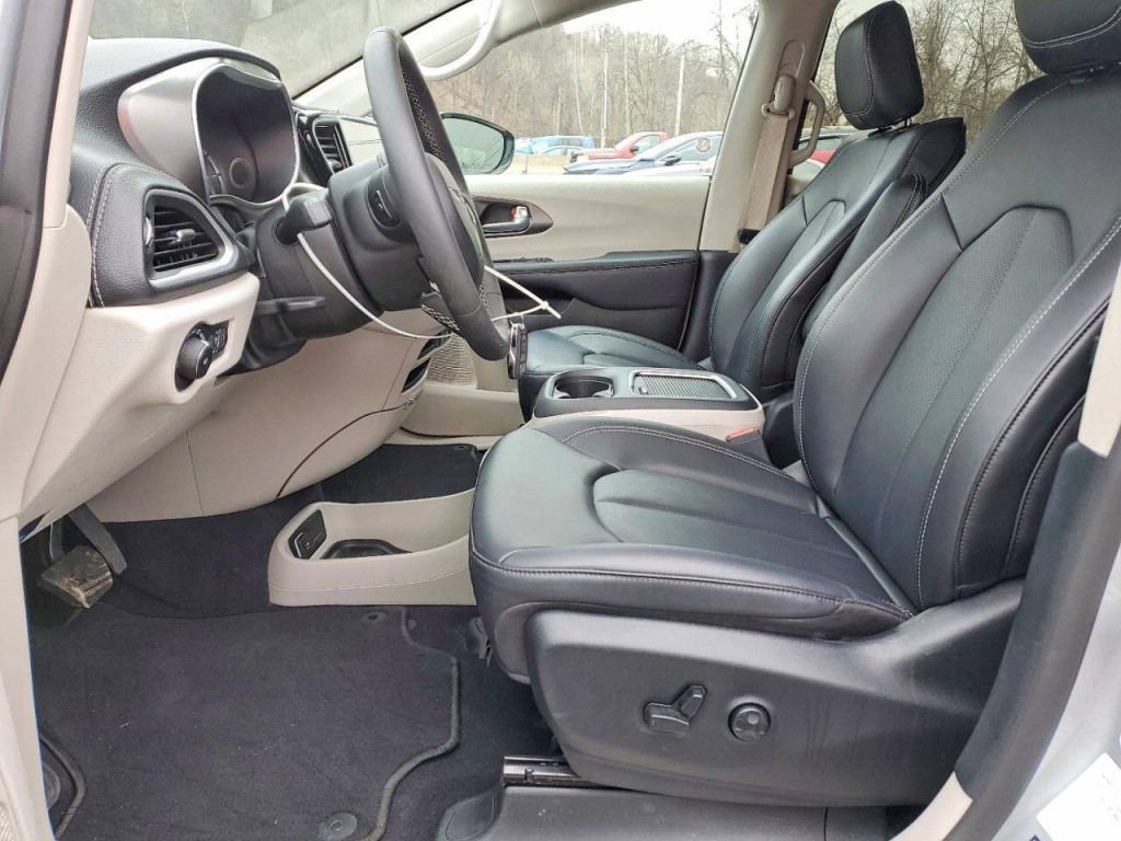 2024 Chrysler Pacifica Image 5