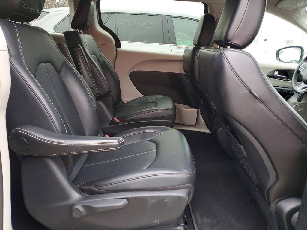 2024 Chrysler Pacifica Image 9