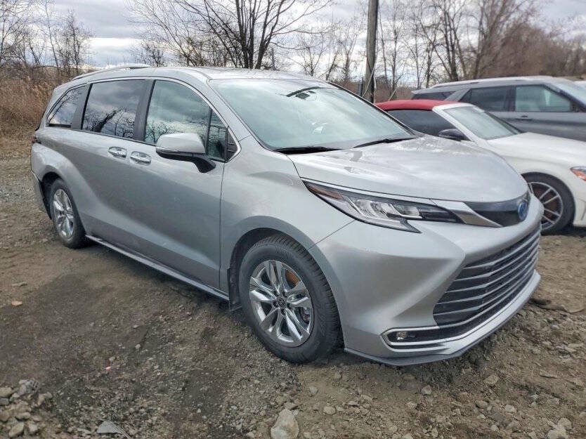 2024 Toyota Sienna Image 1