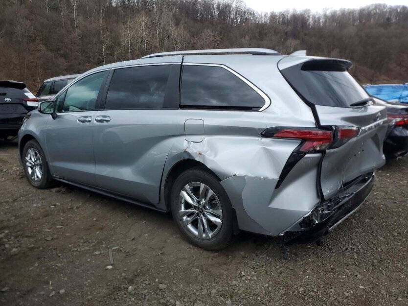 2024 Toyota Sienna Image 3