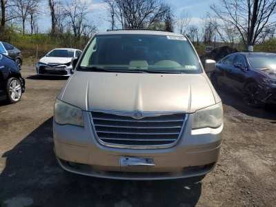 2009 Chrysler Town & Country Image 2