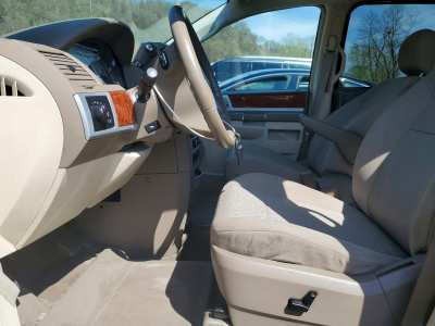 2009 Chrysler Town & Country Image 6