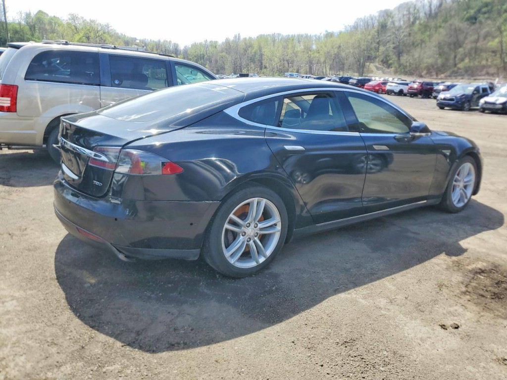2015 Tesla Model S Image 5