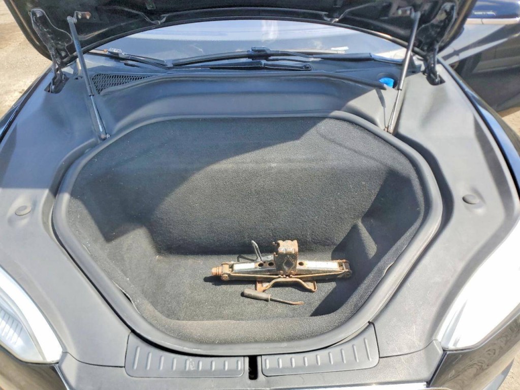 2015 Tesla Model S Image 9