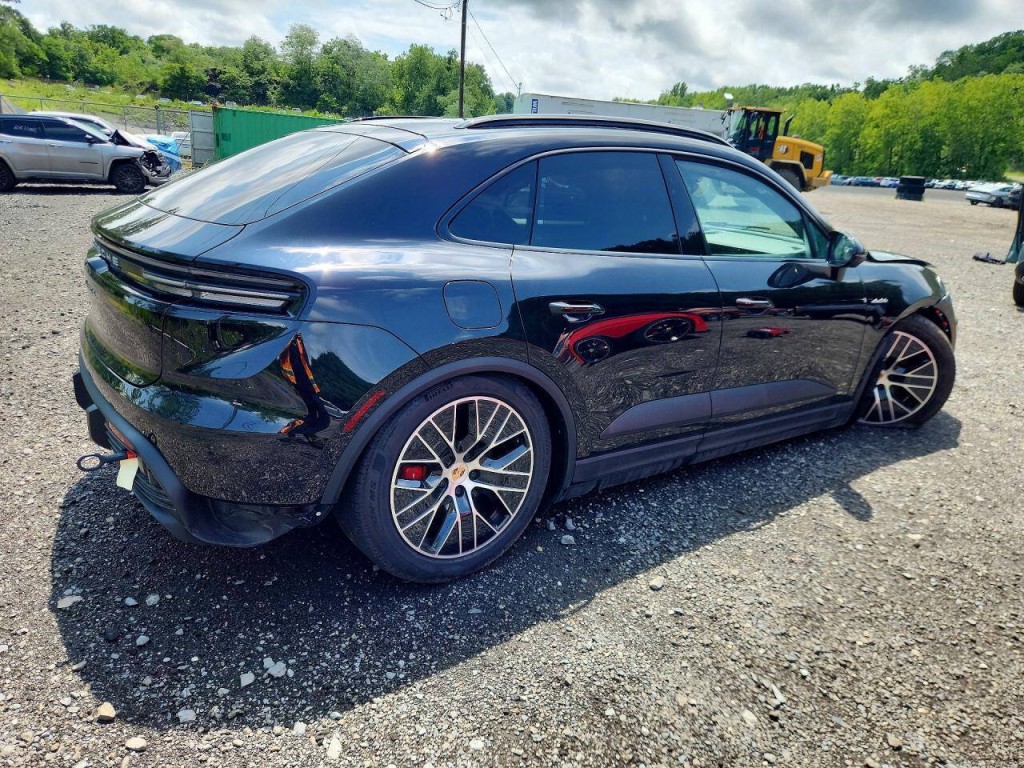 2025 Porsche Macan Image 5