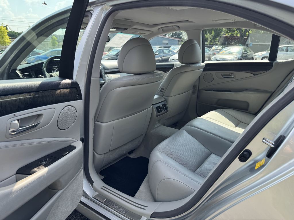 2011 Lexus LS Image 11