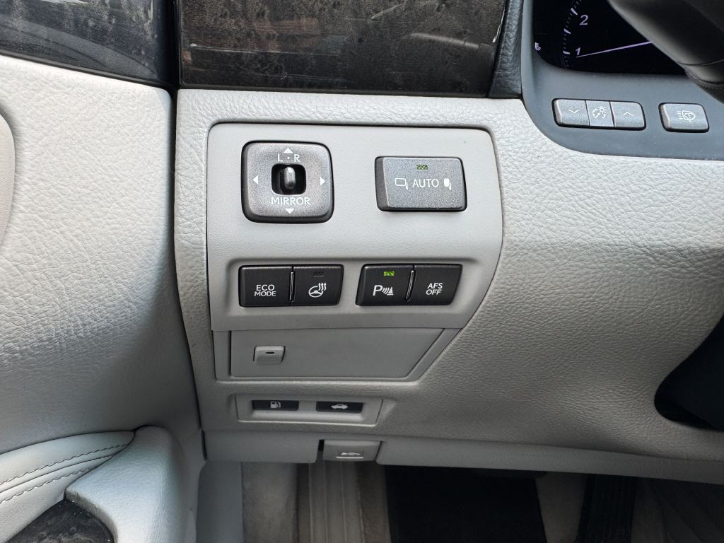 2011 Lexus LS Image 16
