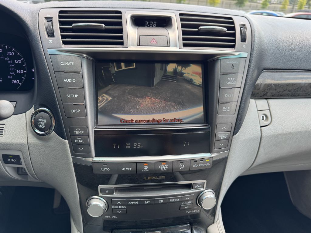 2011 Lexus LS Image 18