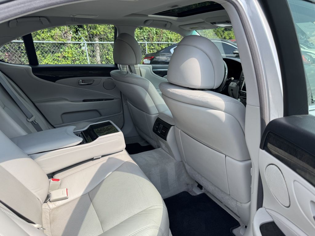 2011 Lexus LS Image 25
