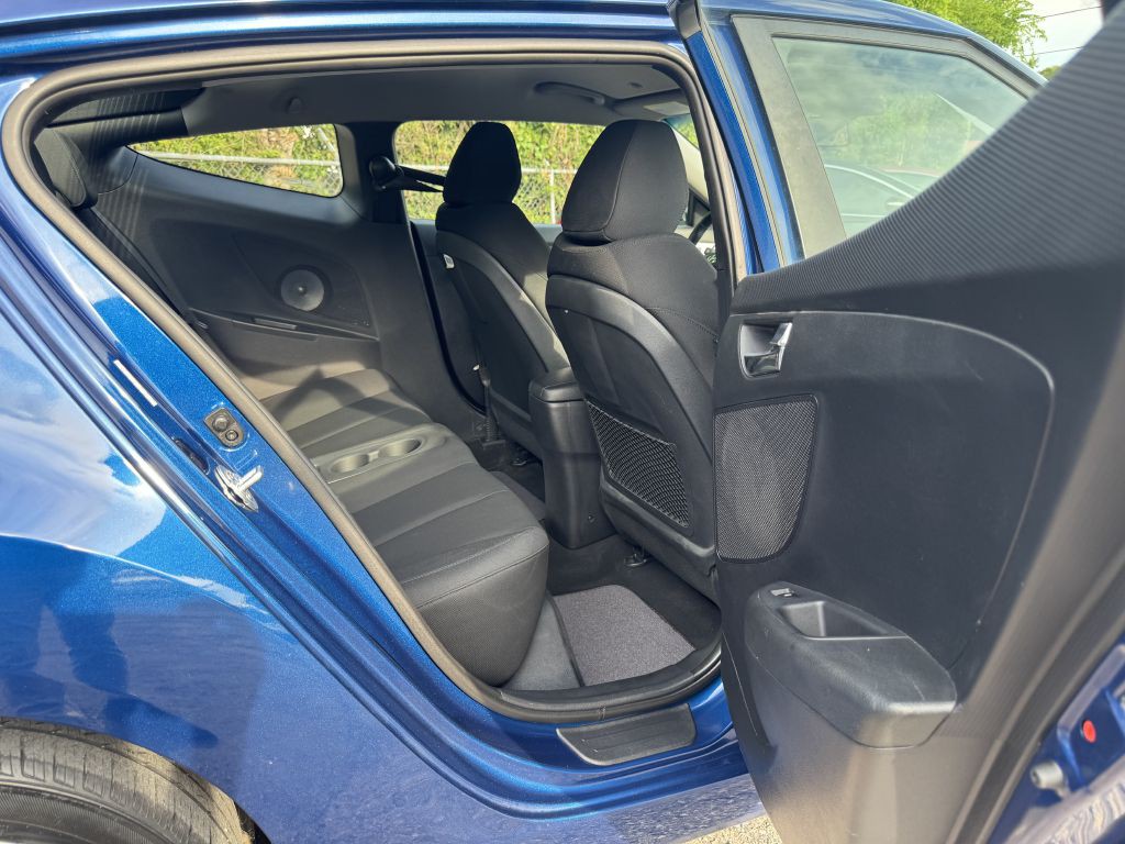 2017 Hyundai Veloster Image 23