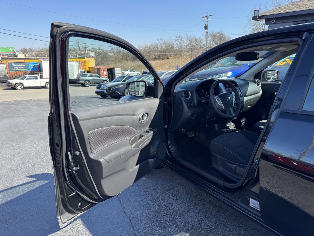 2017 Nissan Versa Image 9