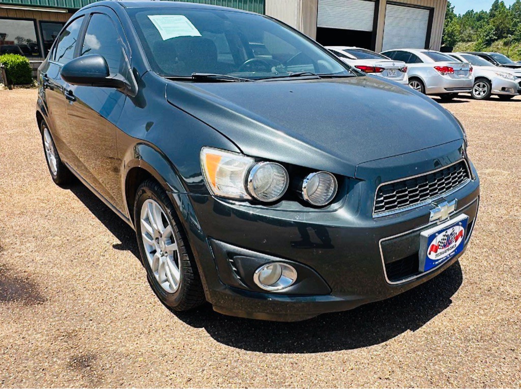 2015 Chevrolet Sonic Image 2