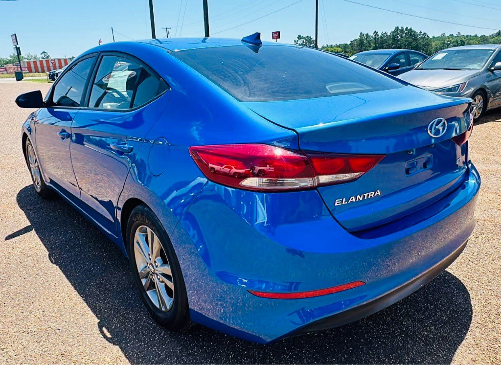 2017 Hyundai Elantra Image 3