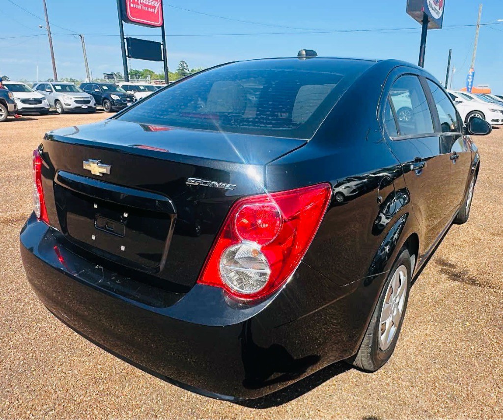 2016 Chevrolet Sonic Image 3