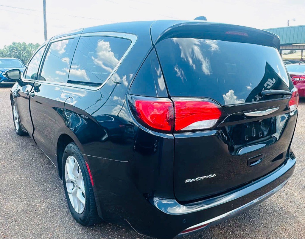 2018 Chrysler Pacifica Image 3