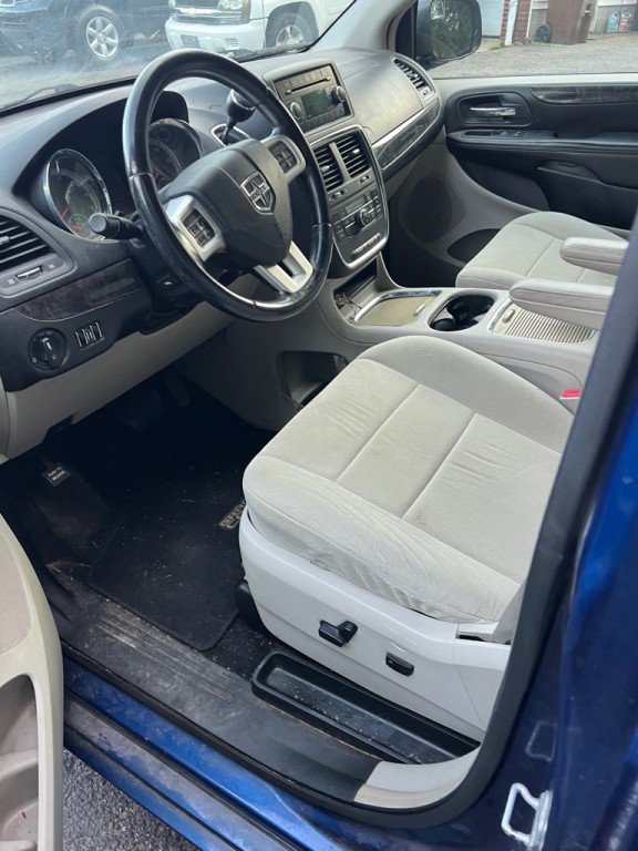 2011 Dodge Grand Caravan Image 2