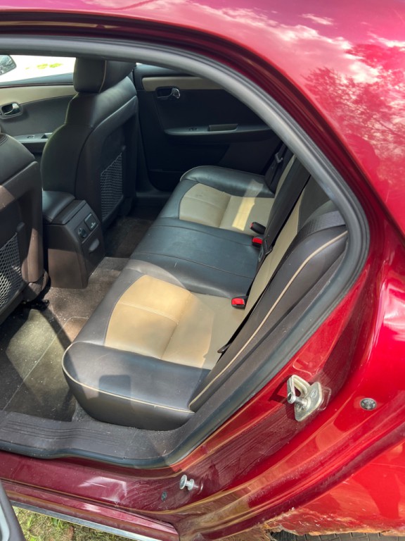 2011 Chevrolet Malibu Image 2