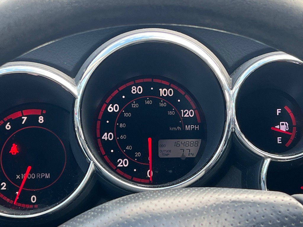 2005 Pontiac Vibe Image 2