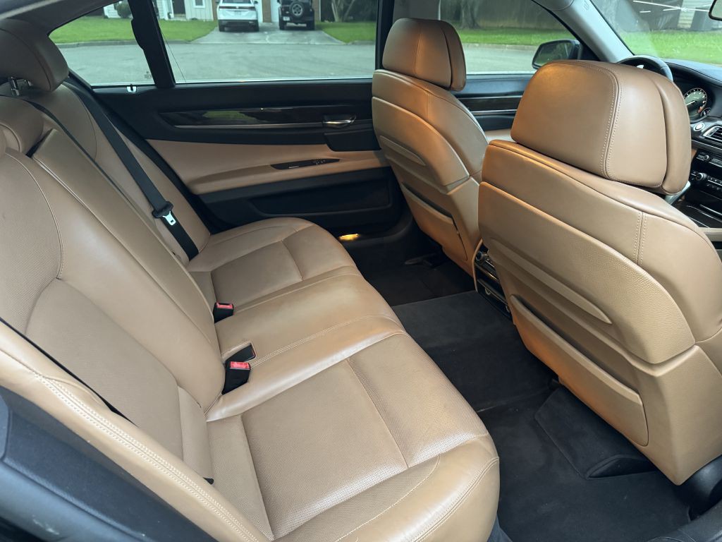 2012 BMW 7 Series Image 13