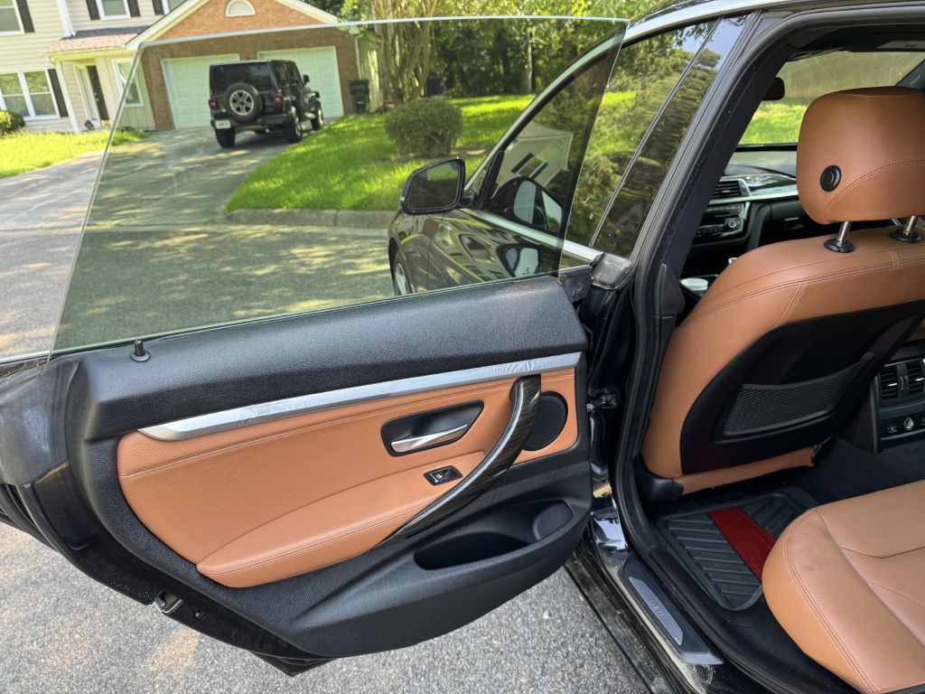 2017 BMW 3 Series Image 11