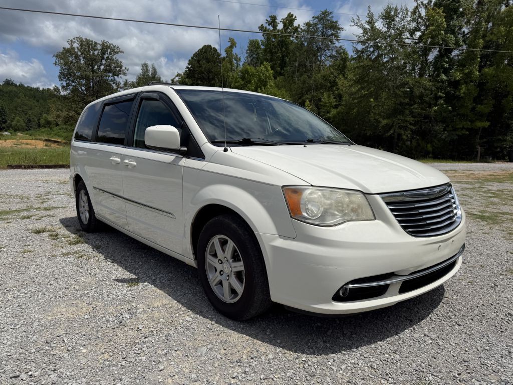 2013 Chrysler Town & Country Image 1