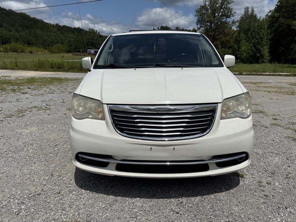 2013 Chrysler Town & Country Image 2
