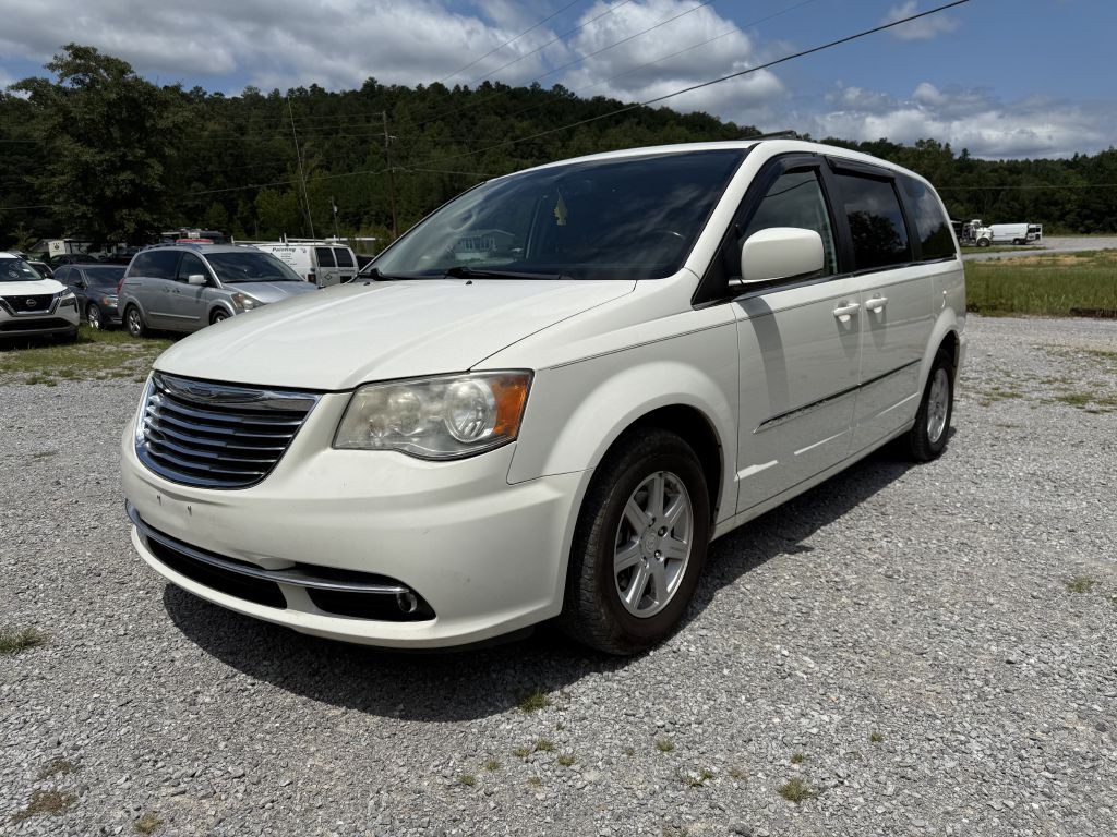 2013 Chrysler Town & Country Image 3