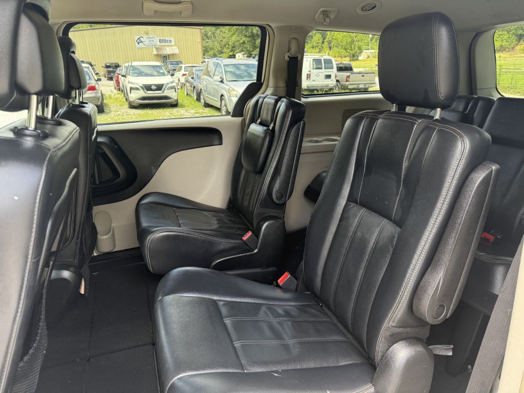 2013 Chrysler Town & Country Image 7