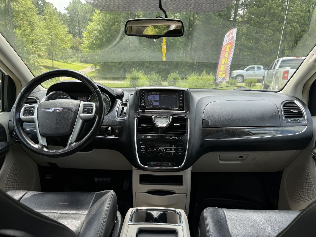 2013 Chrysler Town & Country Image 9