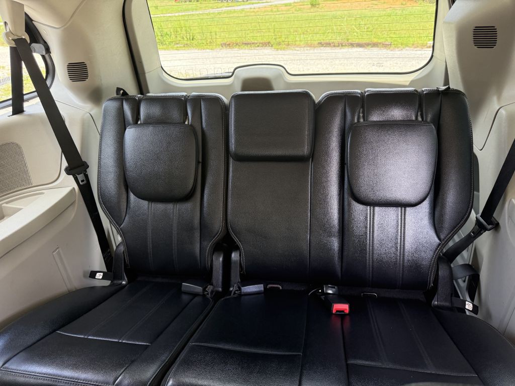 2013 Chrysler Town & Country Image 10