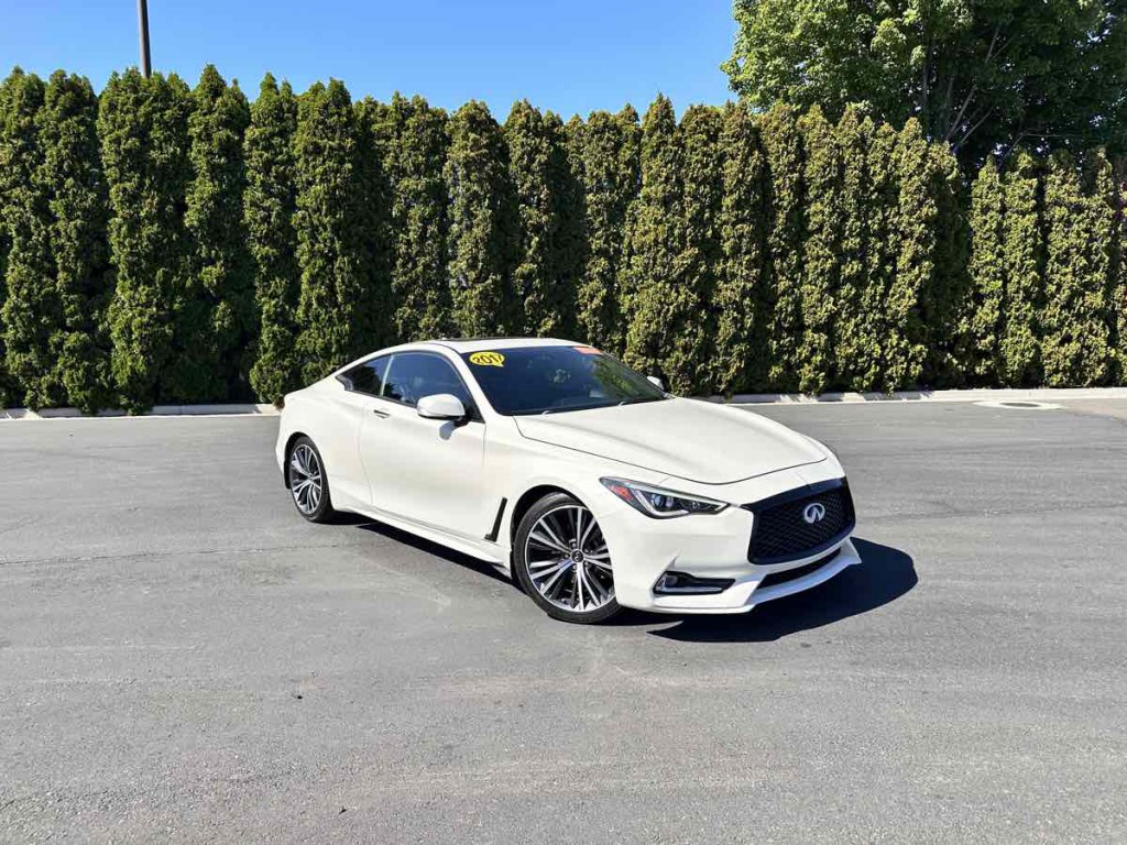 2017 INFINITI Q60 Image 2