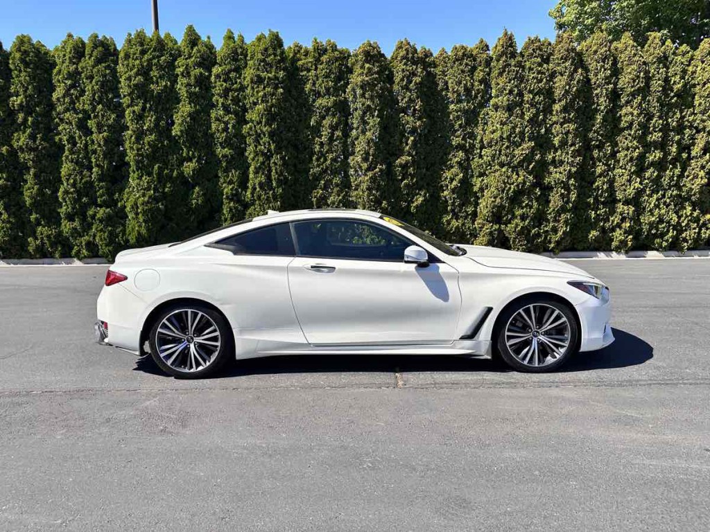 2017 INFINITI Q60 Image 8
