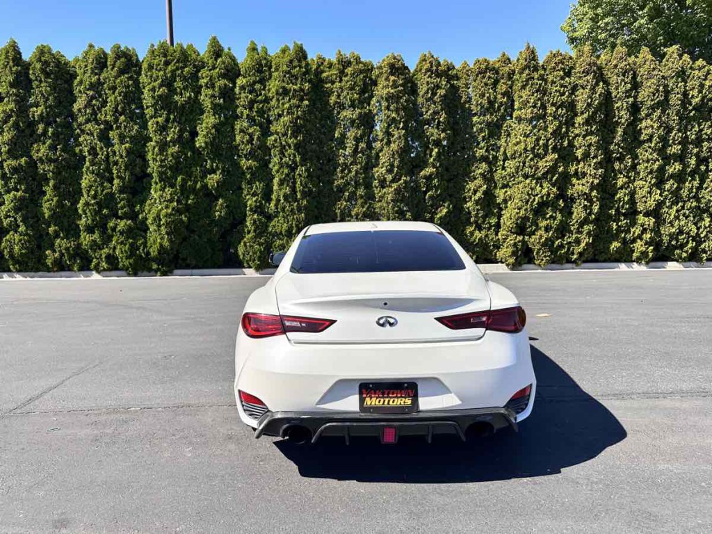 2017 INFINITI Q60 Image 9