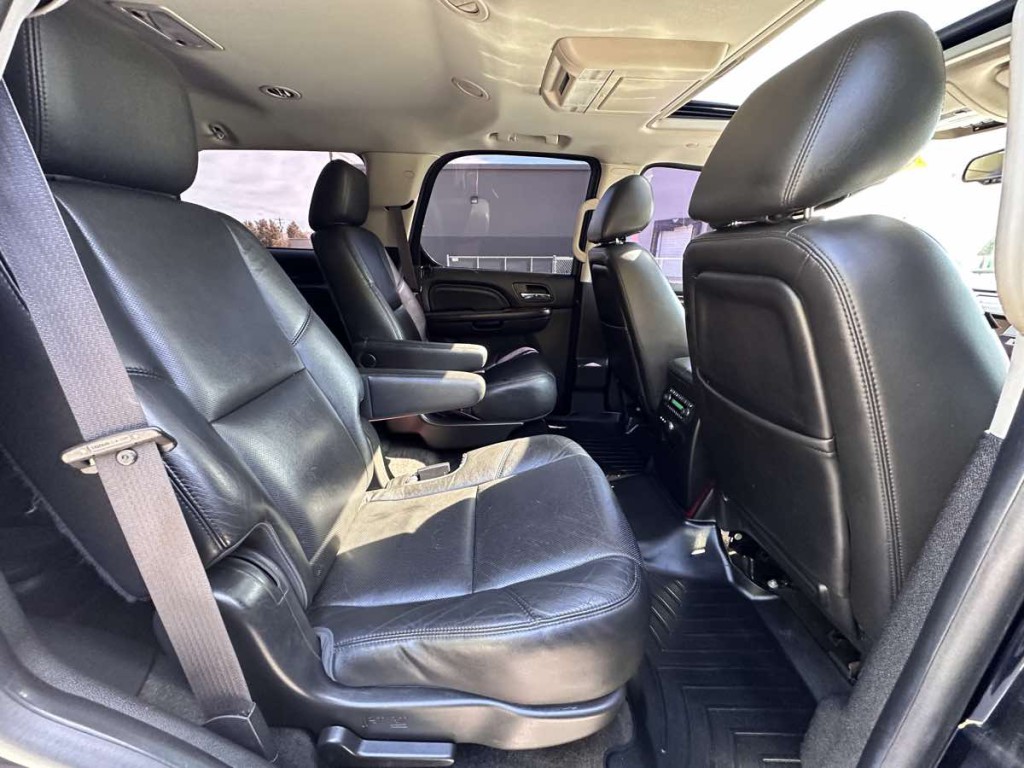2014 Cadillac Escalade Image 17