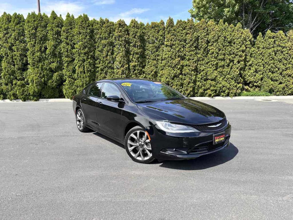 2016 Chrysler 200 Image 2
