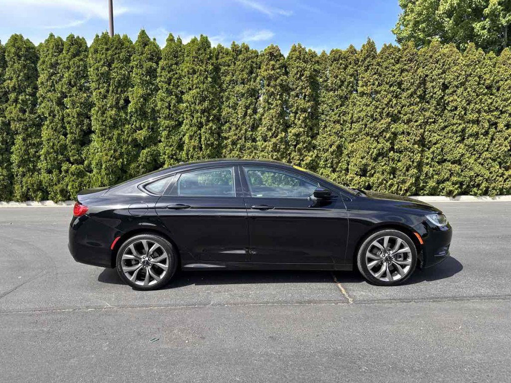 2016 Chrysler 200 Image 8