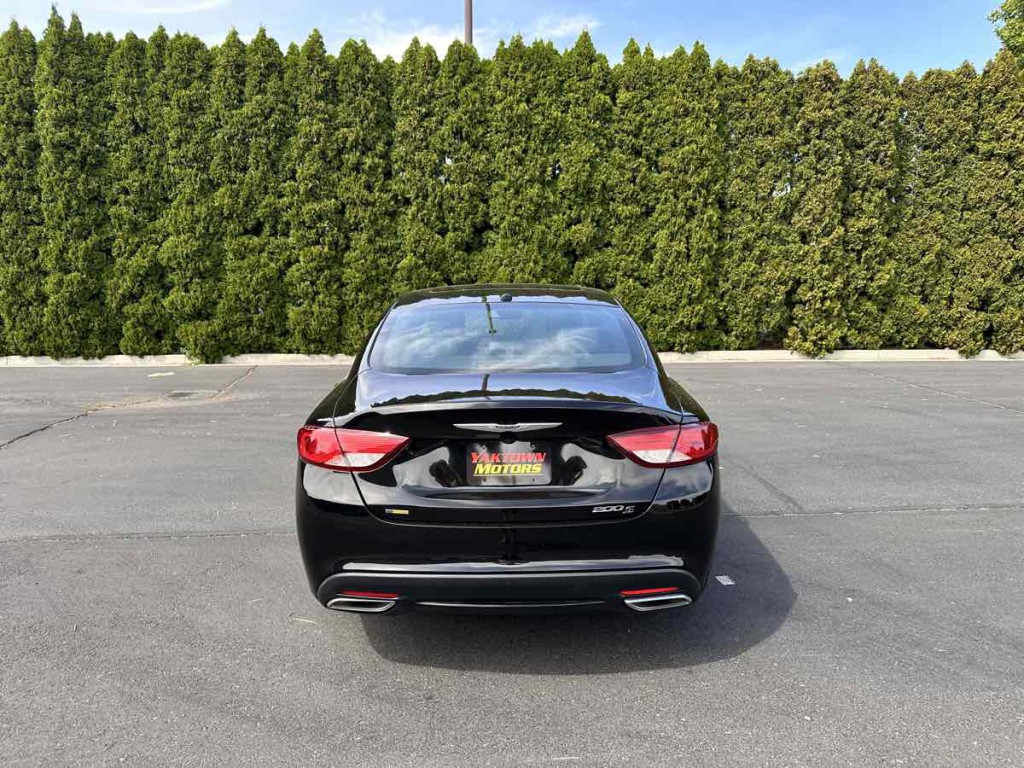 2016 Chrysler 200 Image 9