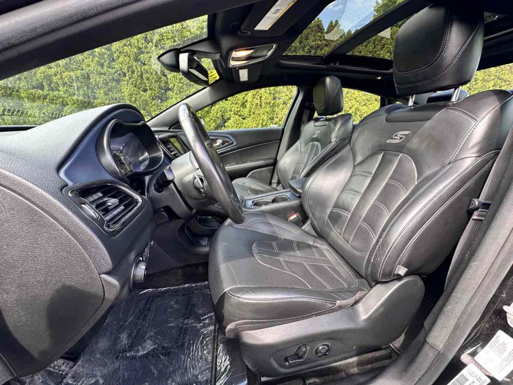 2016 Chrysler 200 Image 11