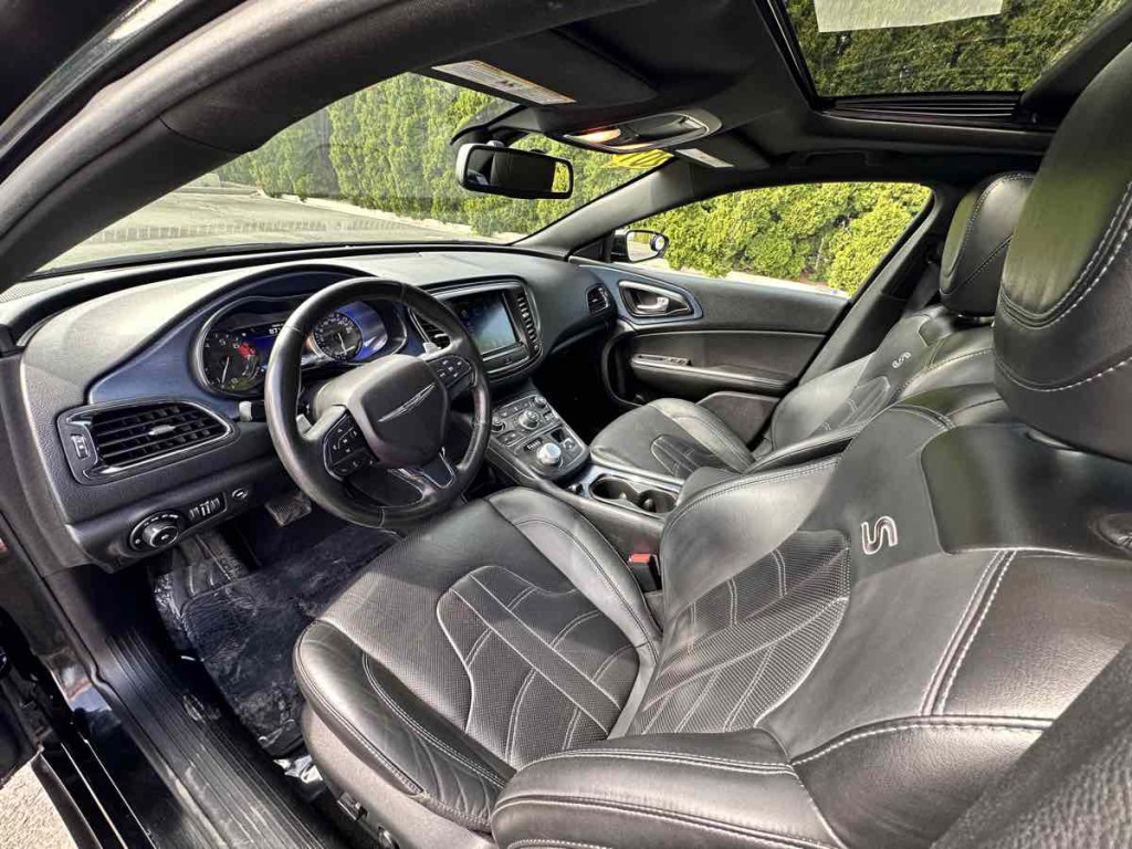 2016 Chrysler 200 Image 12