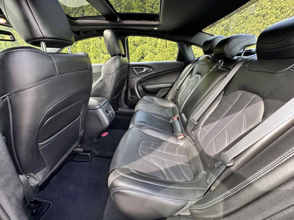 2016 Chrysler 200 Image 13