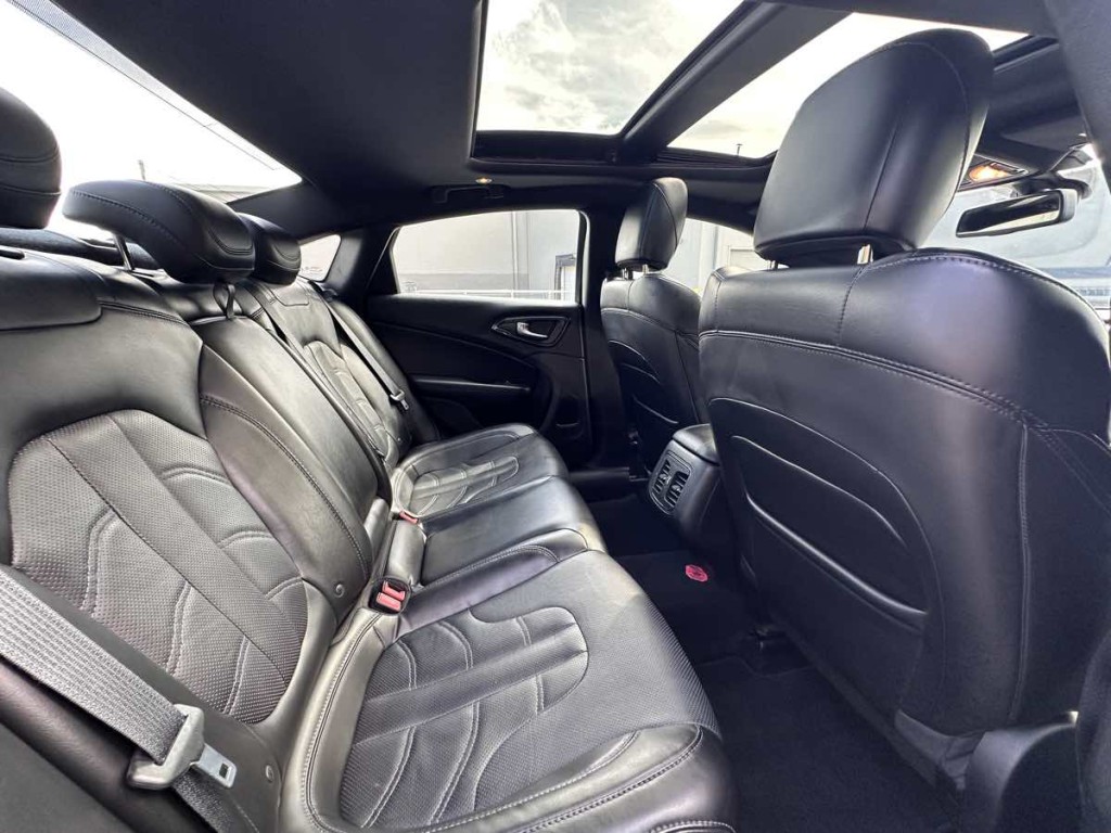 2016 Chrysler 200 Image 15